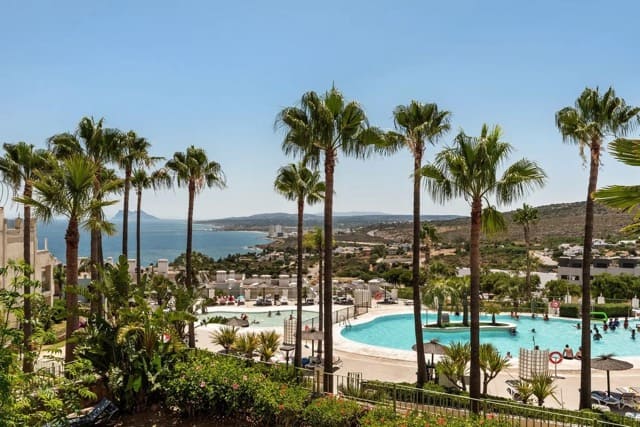 Vue piscines et Gibraltar appartement Manilva